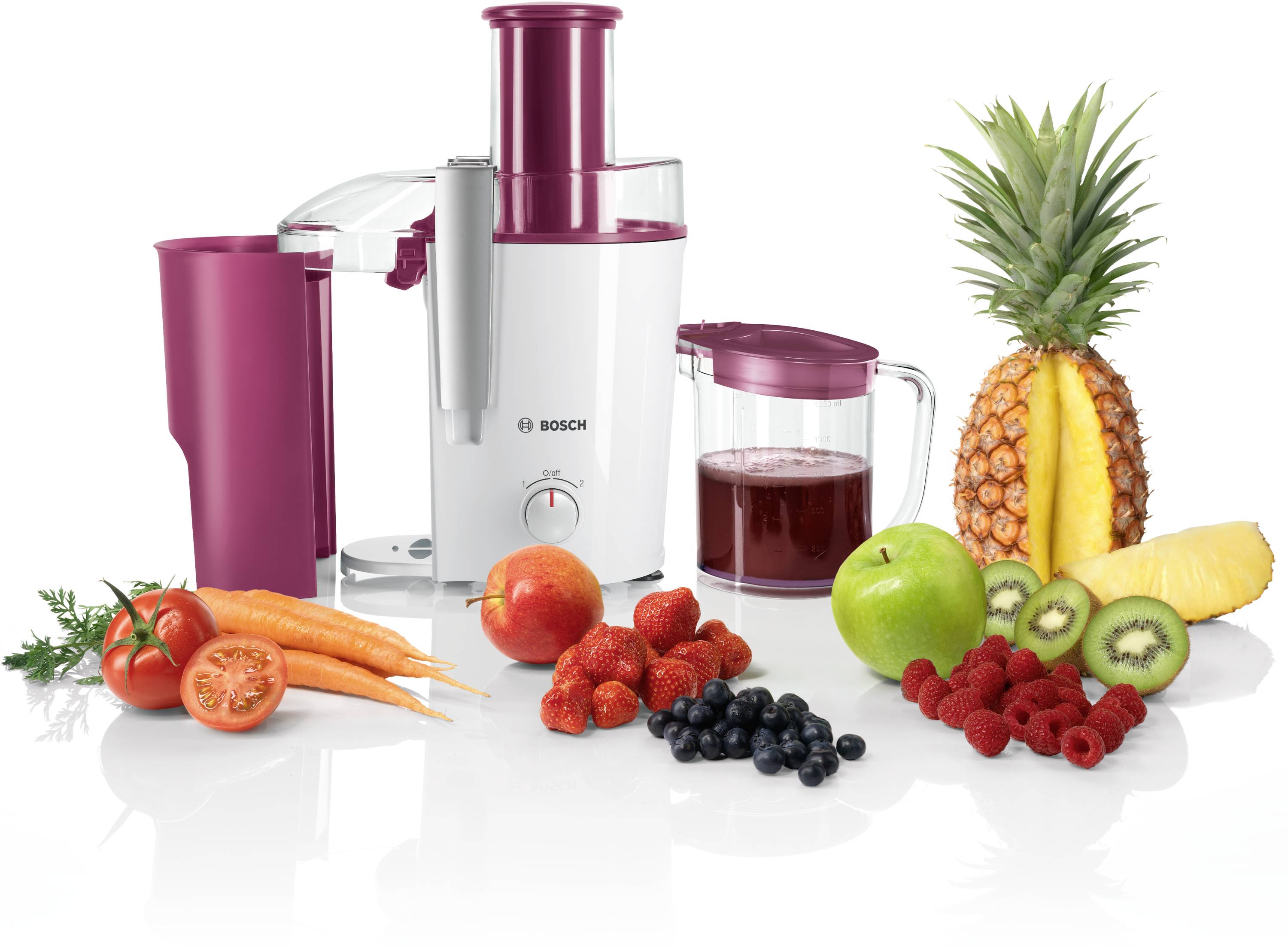 Ein Entsafter mit einem Glas Saft, umgeben von frischem Obst und Gemüse wie Ananas, Apfel, Karotten, Erdbeeren und Himbeeren.