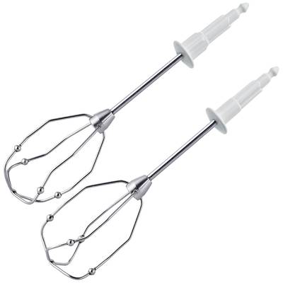Zwei Handmixer-Rührbesen aus Metall mit Kunststoffgriffen, in diagonaler Ausrichtung nebeneinander liegend auf weißem Hintergrund.