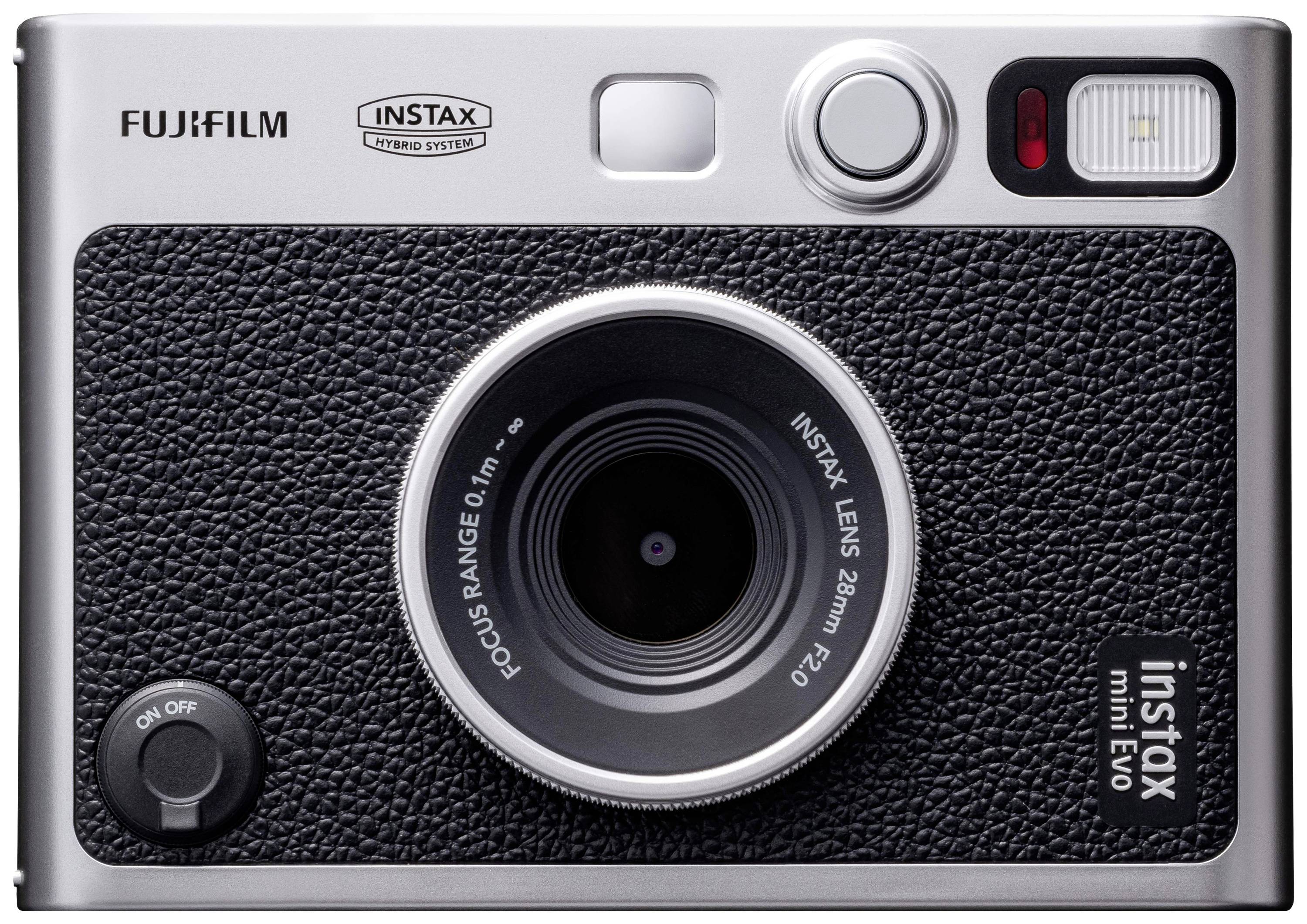 Eine silberne Sofortbildkamera von Fujifilm mit Lederoptik und rundem Objektiv in der Mitte. Links ein Ein- und Ausschalter.