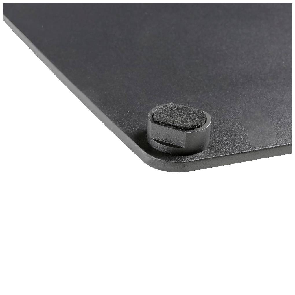 Eine dunkle rechteckige Matte mit abgerundeten Ecken und einem kleinen Filzschoner auf der Unterseite in der Ecke.