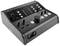 Ein schwarzes Audio-Interface mit mehreren Knöpfen und Reglern, darunter ein großer Drehknopf. Anschlüsse auf der Vorderseite.