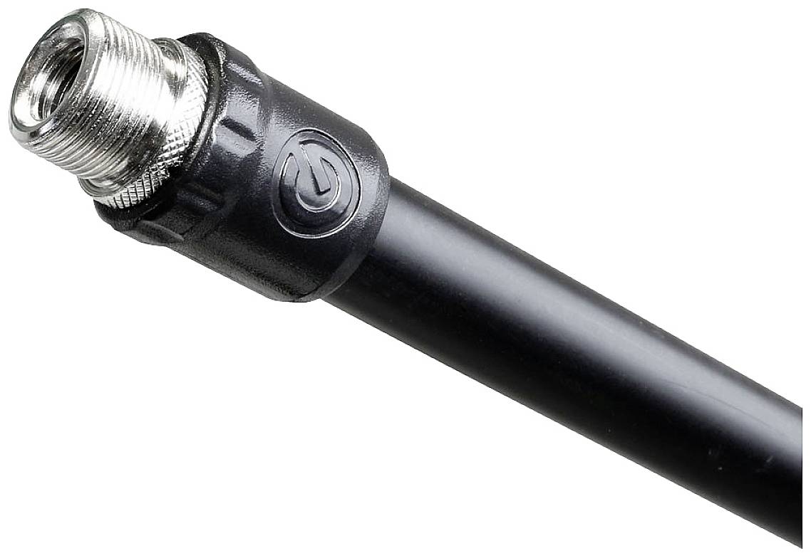 Ein schwarzes Koaxialkabel mit Metallstecker, teilweise sichtbar, auf weißem Hintergrund. Geeignet für TV- und Internetverbindungen.