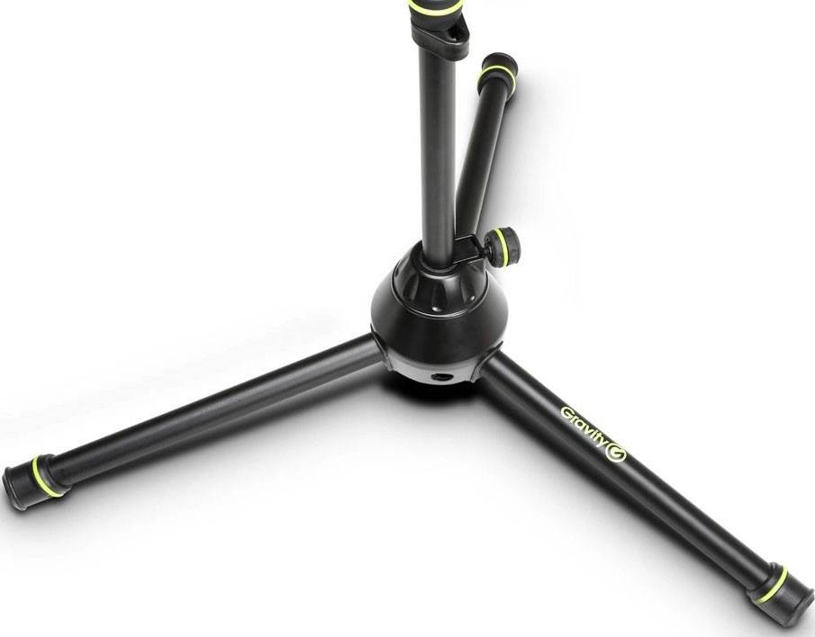 Ein stabiler, schwarzer Mikrofonständer mit drei Beinen und gelben Akzenten von der Marke 'Gravity'.
