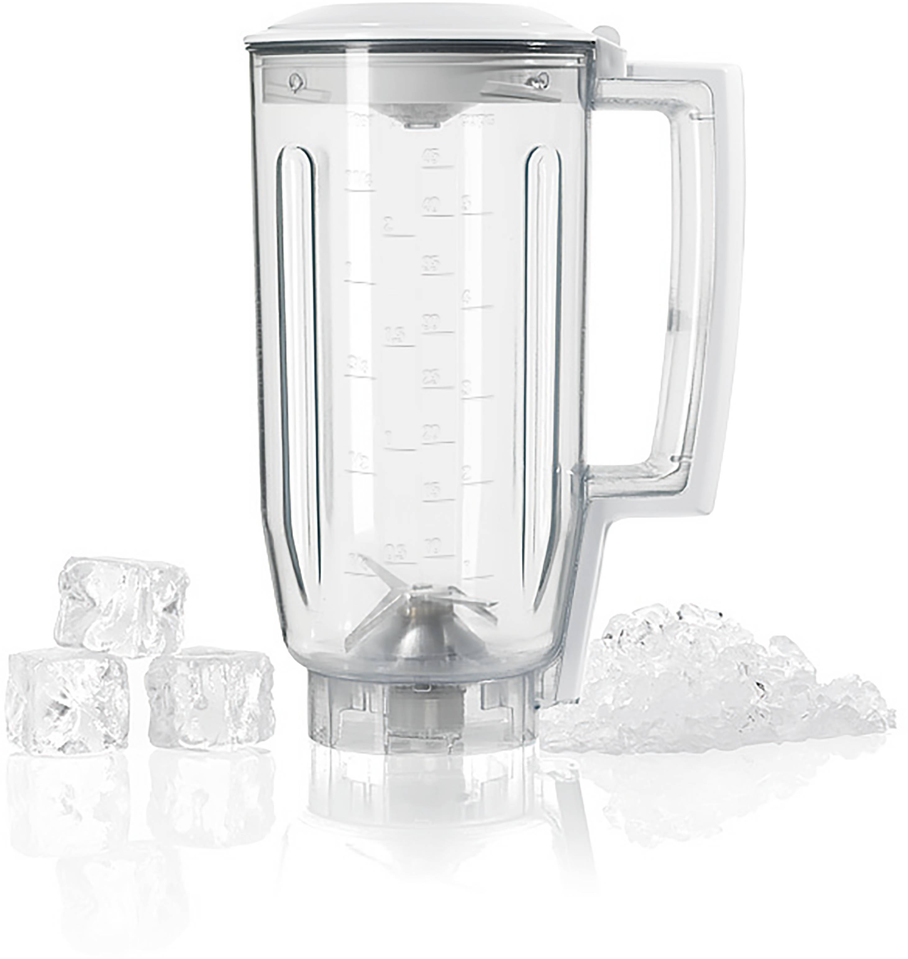 Ein transparenter Mixerkrug mit Eiswürfeln und zerkleinertem Eis daneben, auf einer weißen Oberfläche.