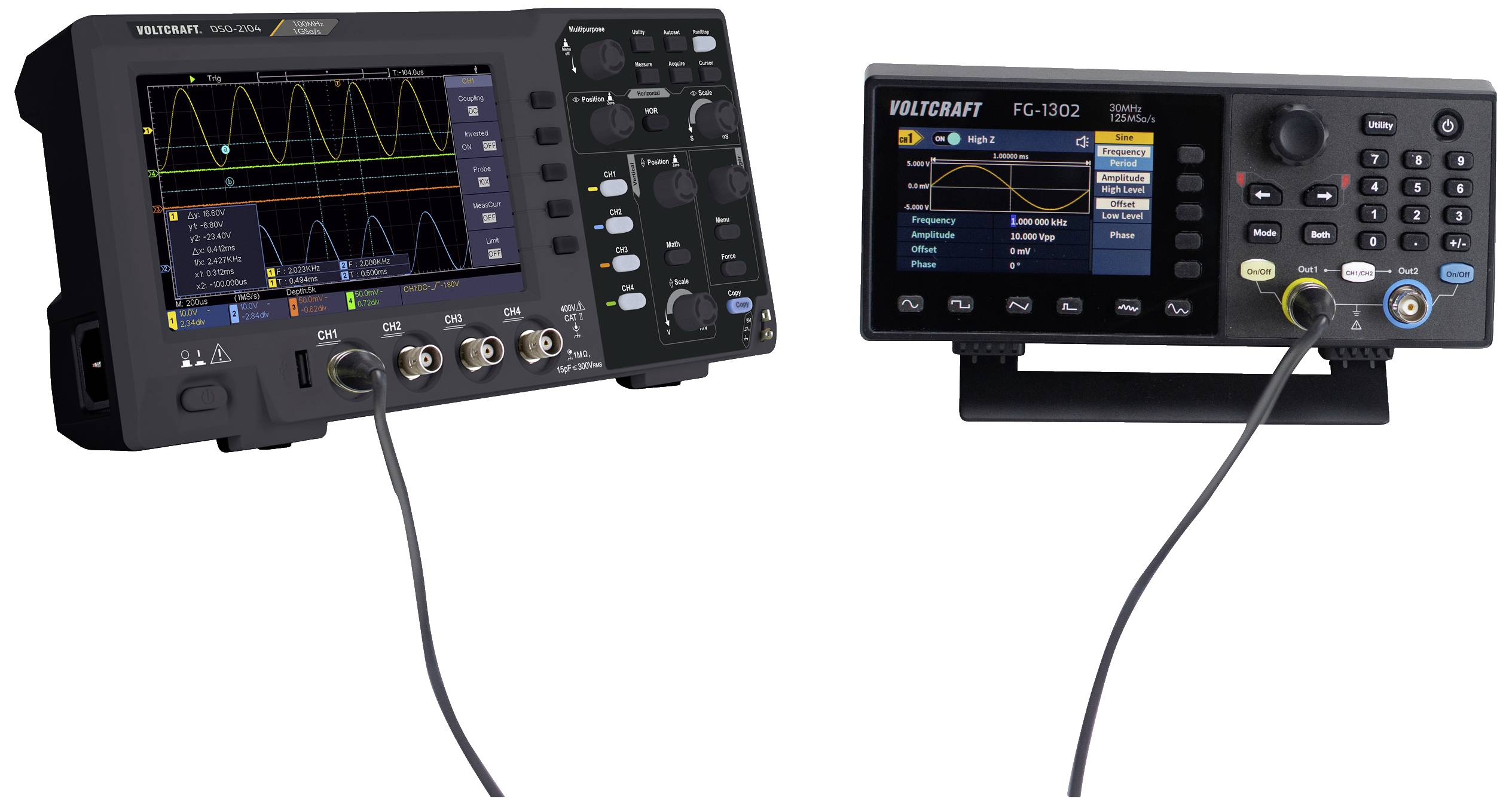 Ein Oszilloskop und ein Funktionsgenerator sind verbunden. Das Oszilloskop zeigt Wellensignale. Beide Geräte haben farbige Displays und viele Bedienelemente.
