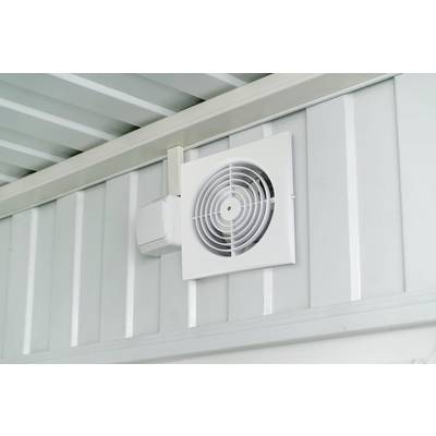 Lüftungsventilator an einer Decke montiert zur Belüftung von Räumen oder Gebäuden. Weiße quadratische Abdeckung um den Ventilator.