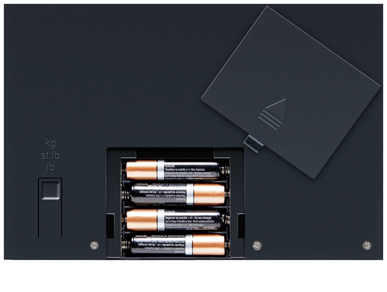 Die Rückseite eines Geräts zeigt vier AA-Batterien in einem offenen Fach, umgeben von einer verschiebbaren Abdeckung. Schalter für Gewichtseinheiten daneben.