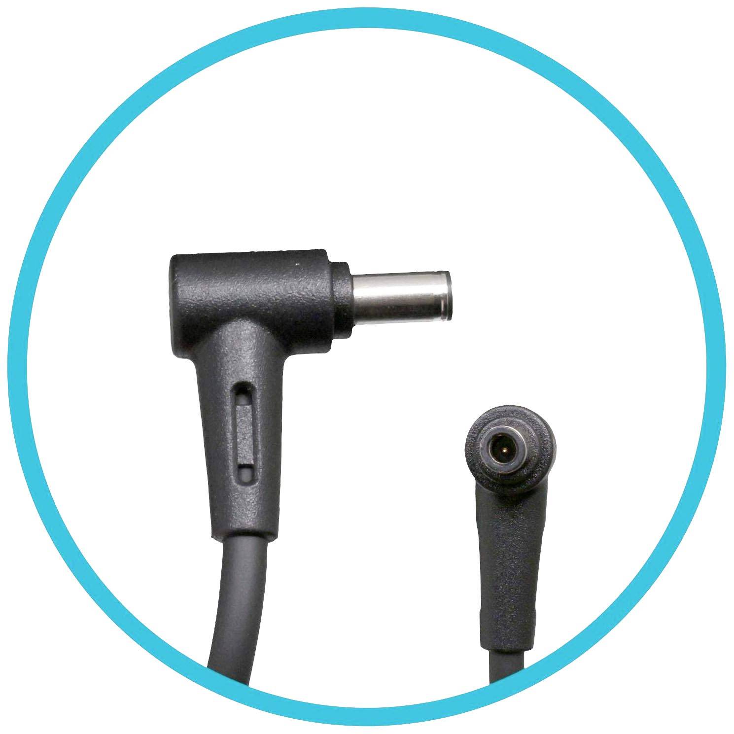 Schwarze Niedervoltsteckverbinder mit blauem Kreis als Umrandung, zeigen zwei verschiedene Anschlüsse.