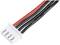 Vieradriges Kabel mit einem weißen, rechteckigen Steckverbinder. Zwei rote und zwei schwarze Drähte sind angeschlossen.