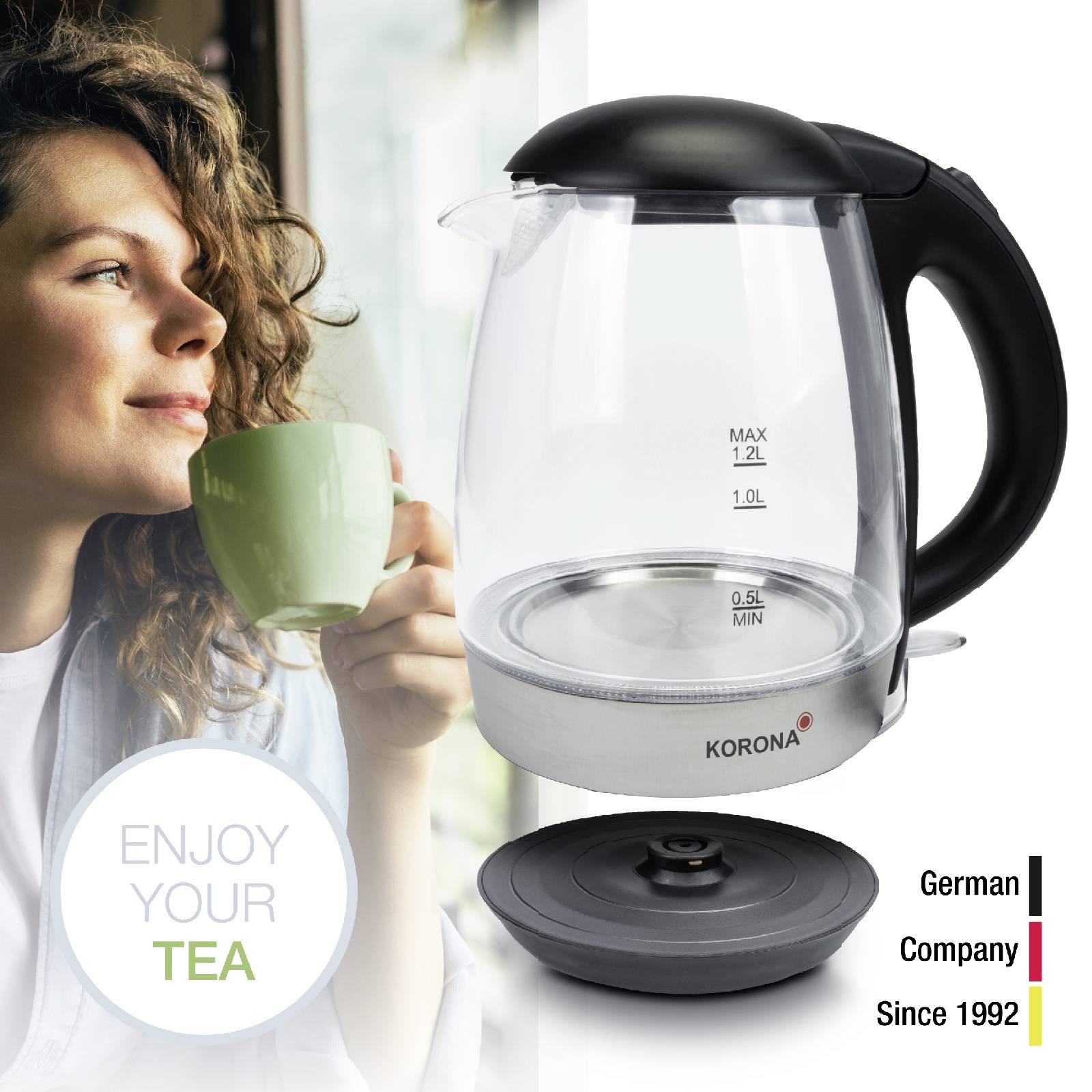 Eine Frau sitzt lächelnd mit einer Teetasse. Rechts ein Wasserkocher der Marke 'Korona', daneben der Text 'ENJOY YOUR TEA'.