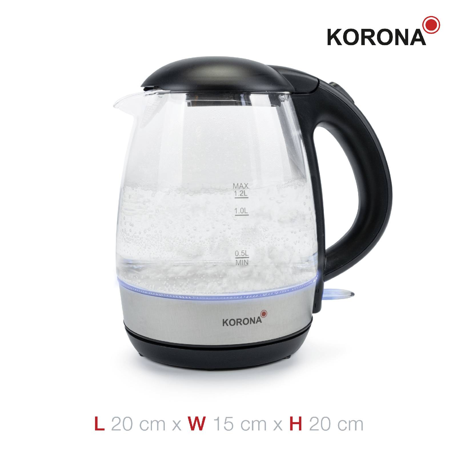 Ein transparenter Wasserkocher der Marke Korona mit kochendem Wasser. Abmessungen: Länge 20 cm, Breite 15 cm, Höhe 20 cm.