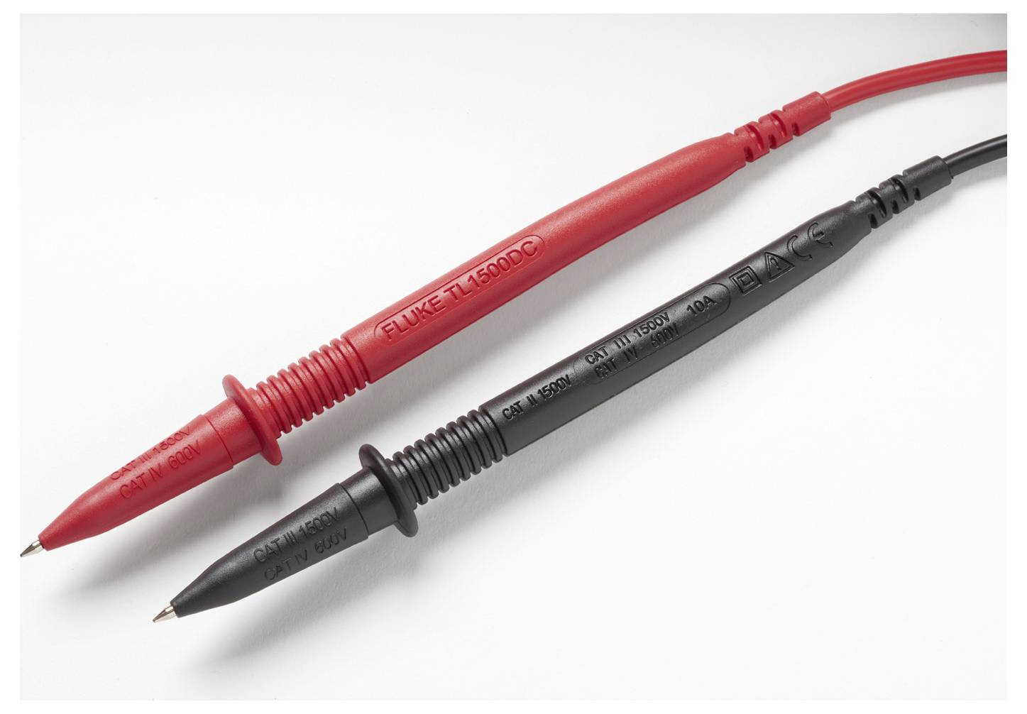 Zwei Messleitungen, eine rot und eine schwarz, liegen nebeneinander. Sie werden in elektrischen Messgeräten verwendet, um Spannungen zu messen.