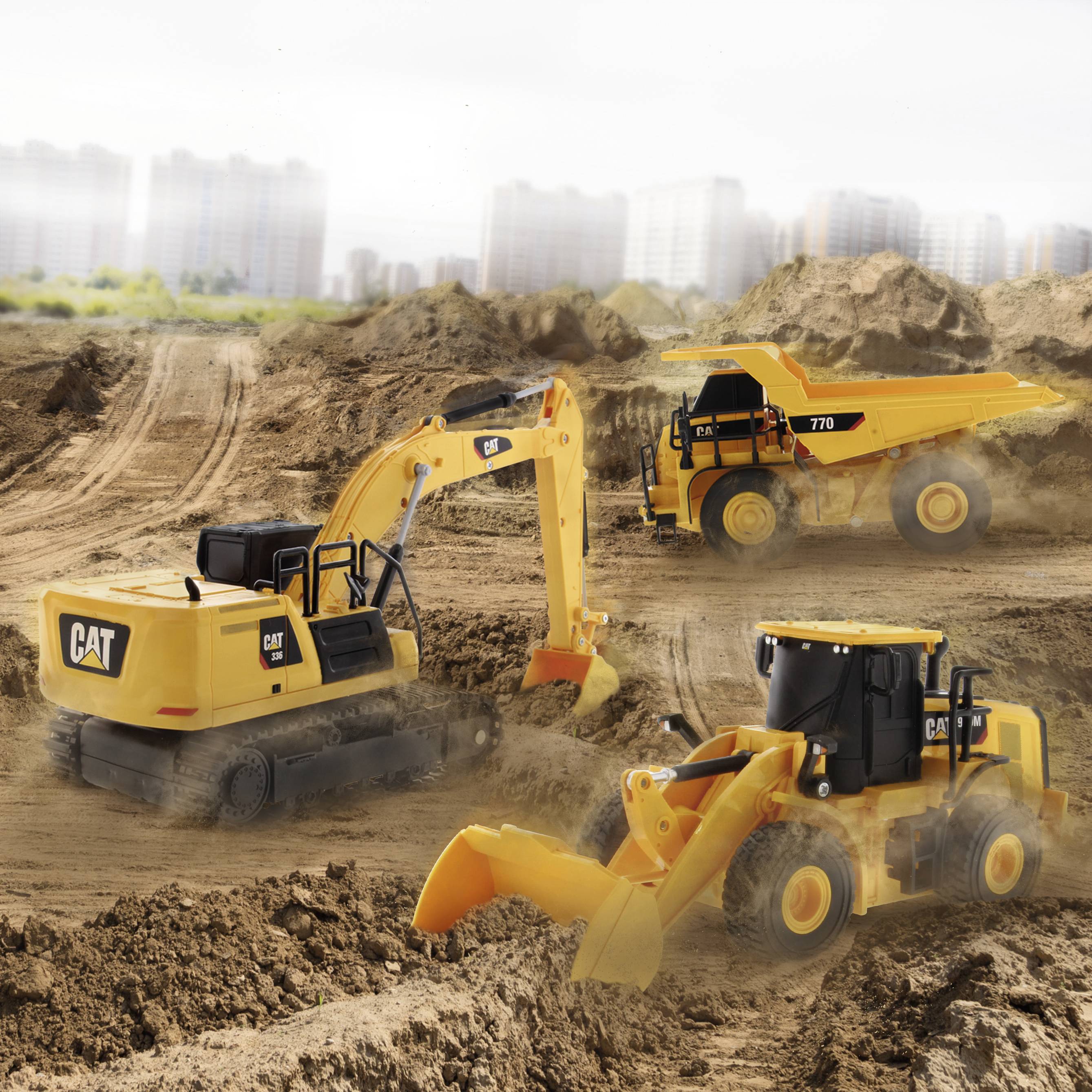 Drei gelbe Baufahrzeuge – Bagger, Muldenkipper und Frontlader – arbeiten auf einer Baustelle mit Stadtgebäuden im Hintergrund.