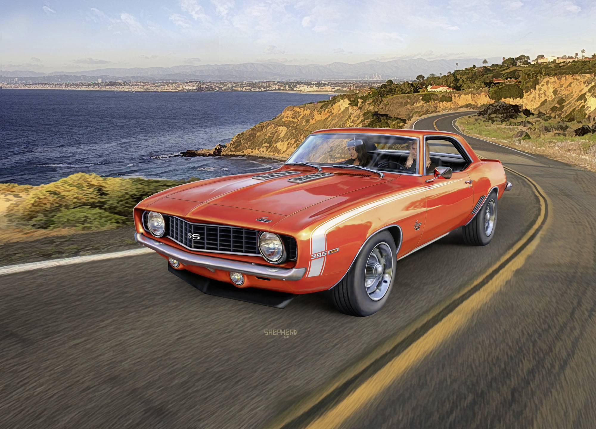 Ein orangefarbener Oldtimer fährt auf einer kurvenreichen Küstenstraße entlang einer Klippe. Im Hintergrund das Meer und blauer Himmel.