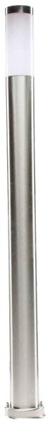 Schlanke, silberne Außenleuchte mit zylindrischem, weißem Diffusor oben. Modernes Design, geeignet für Gehwege oder Gärten.