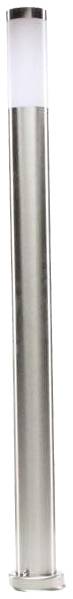 Silberne, zylindrische Außenleuchte mit opalweißem oberen Teil für diffuses Licht, auf rundem Sockel montiert.