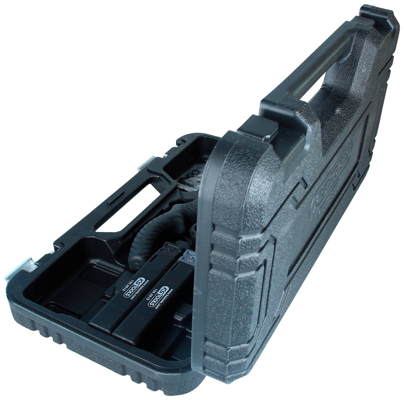 Ein schwarzer Gewehrkoffer ist teilweise geöffnet, zeigt einen Gewehrgriff und Zubehör im Inneren. Der Koffer hat ein robustes Design und einen Griff.