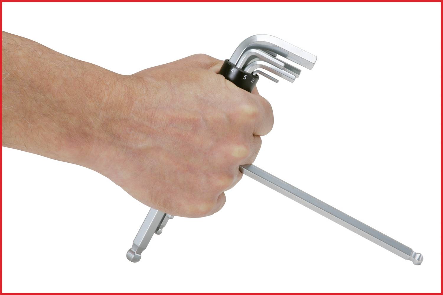 Eine Hand hält ein Set von sechs silbernen Inbusschlüsseln in verschiedenen Größen, griffbereit für den Einsatz.