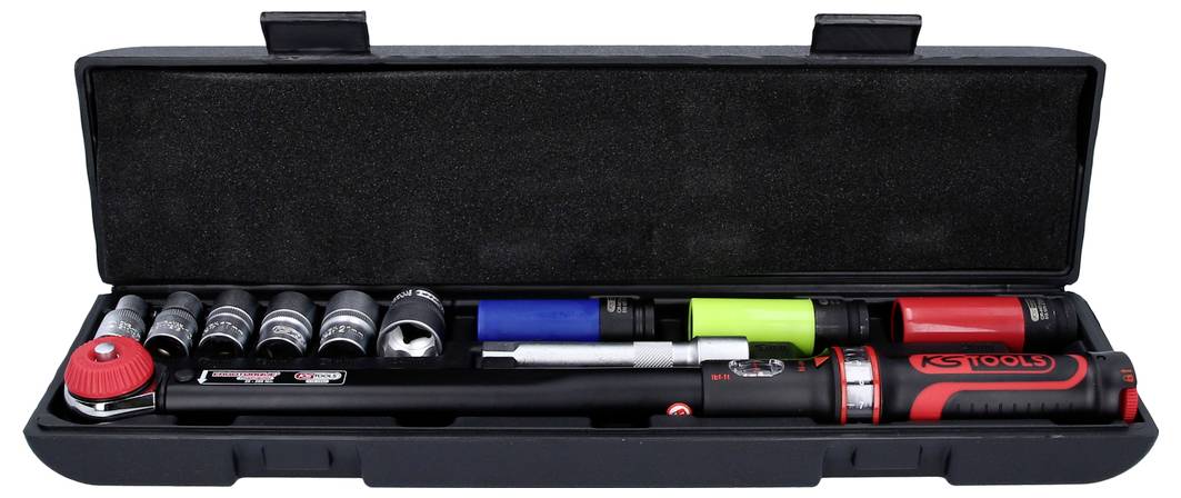 Ein Drehmomentschlüssel-Set in einem schwarzen Etui, das verschiedene Steckschlüsseleinsätze enthält.