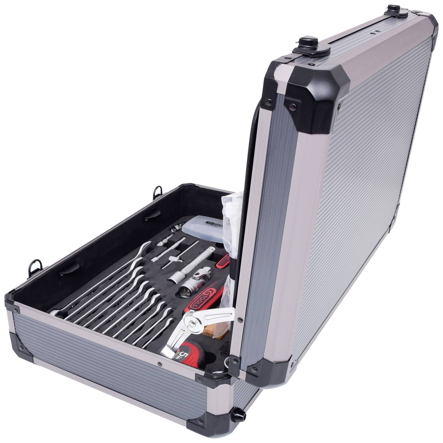 Ein geöffneter Werkzeugkoffer mit verschiedenen Werkzeugen wie Schraubenschlüsseln, Schraubenziehern und Zangen.