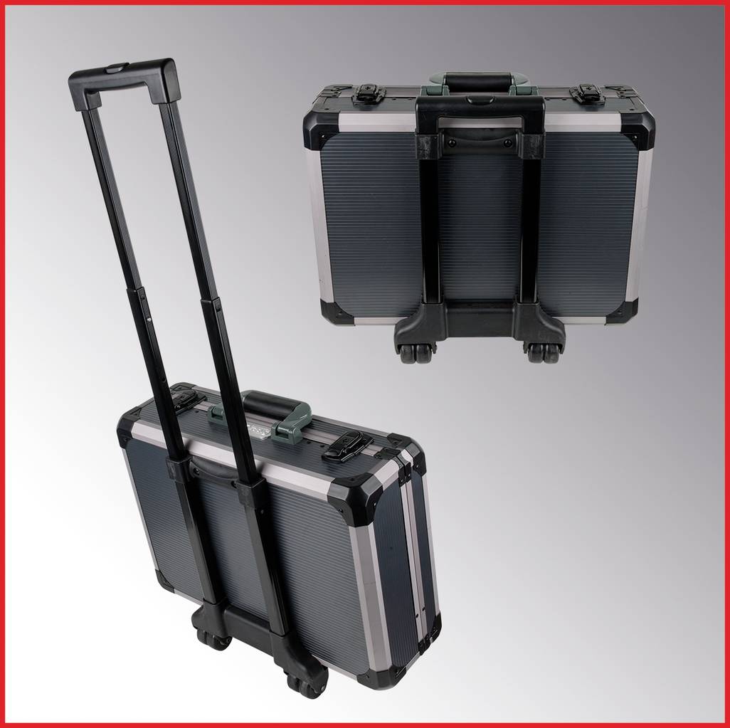 Ein schwarzer und silberner Rollkoffer mit ausziehbarem Griff, dargestellt aus zwei Blickwinkeln auf einem grauen Hintergrund.