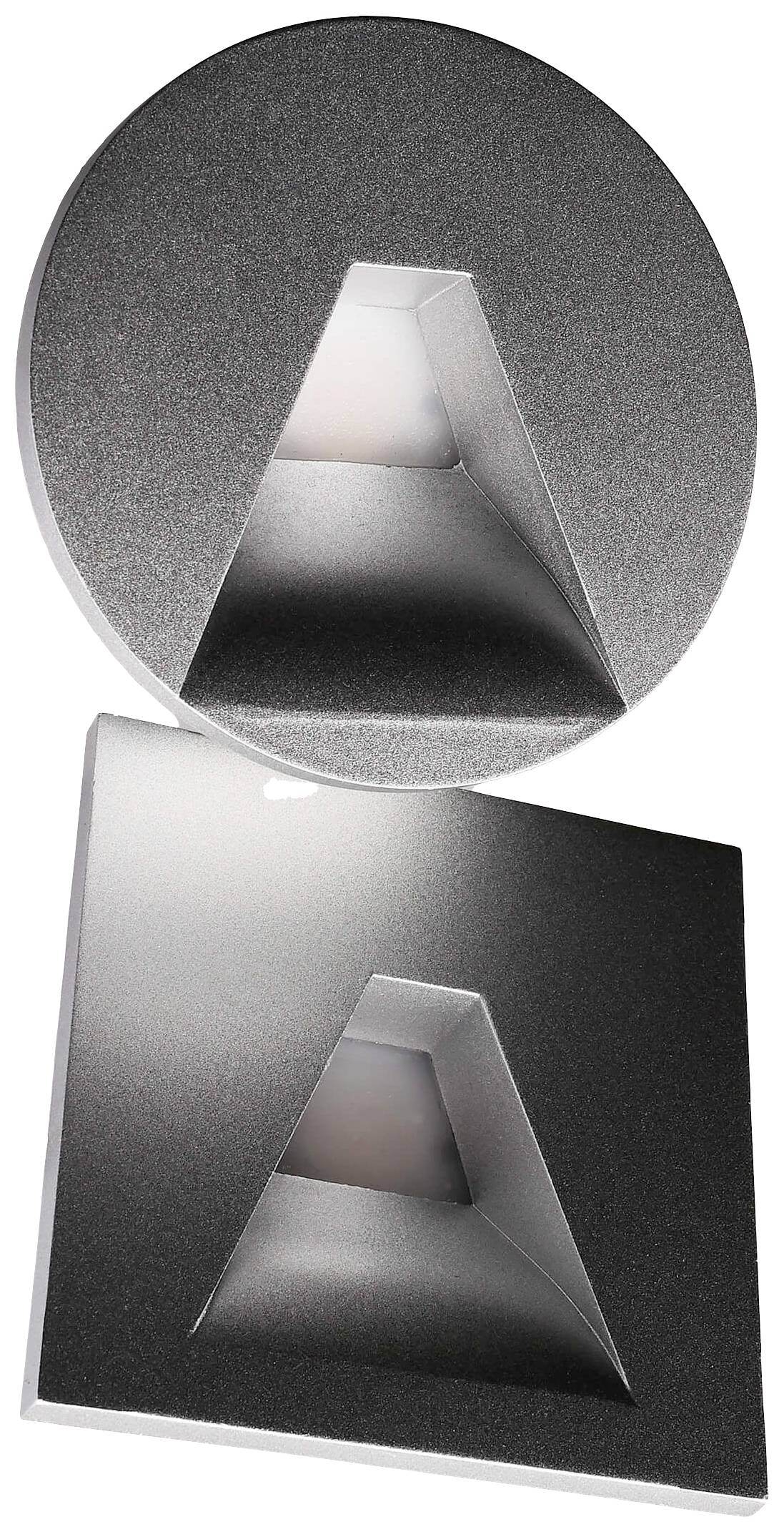 Zwei moderne, geometrisch geformte Wandlampen in dunklem Metallgrau, eine rund und eine quadratisch, mit dreieckigem Lichtausschnitt.