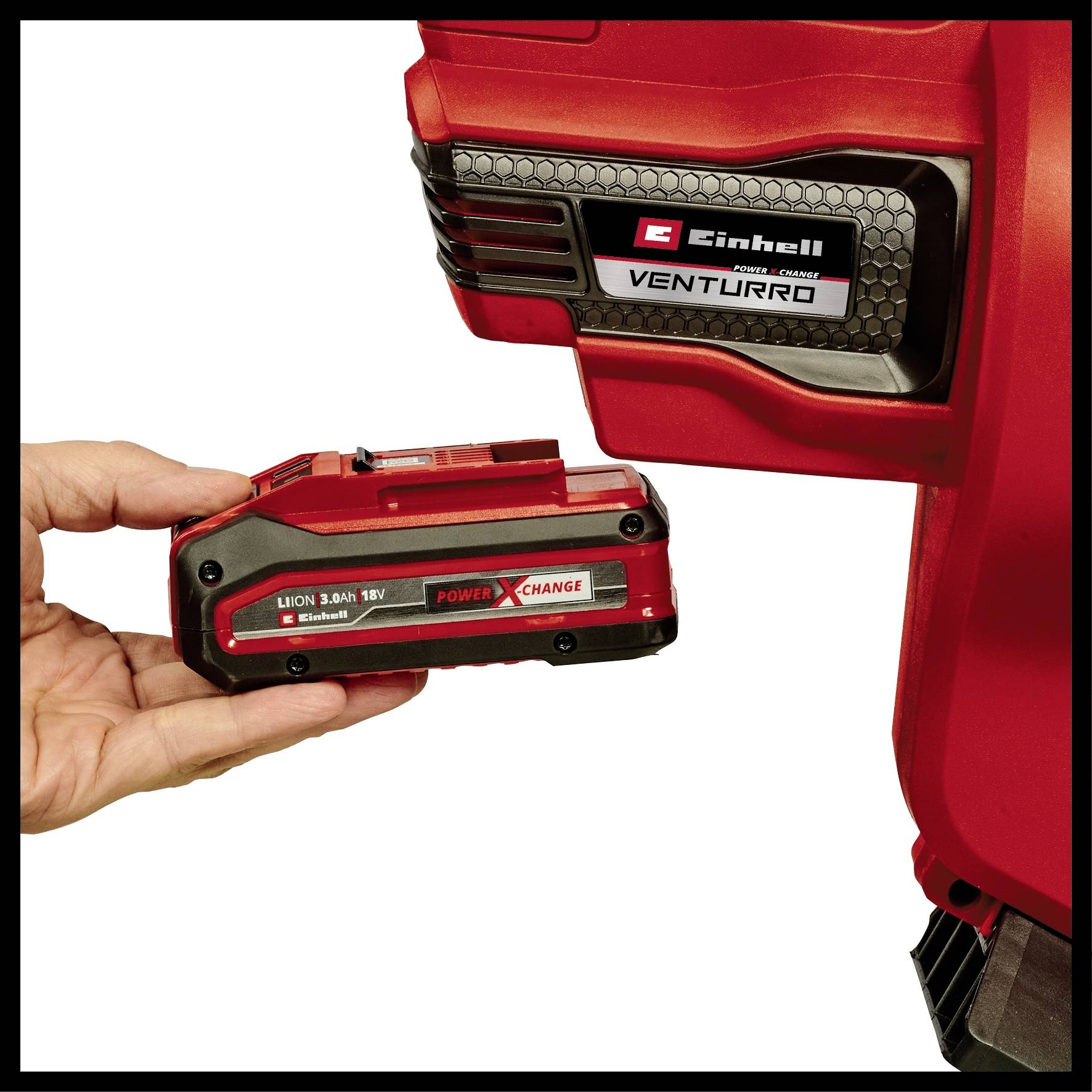 Eine Hand hält einen roten Lithium-Ionen-Akku, der in ein rotes Einhell-Gerät eingesetzt oder entfernt wird. Der Akku ist 3.0 Ah und 18 Volt.