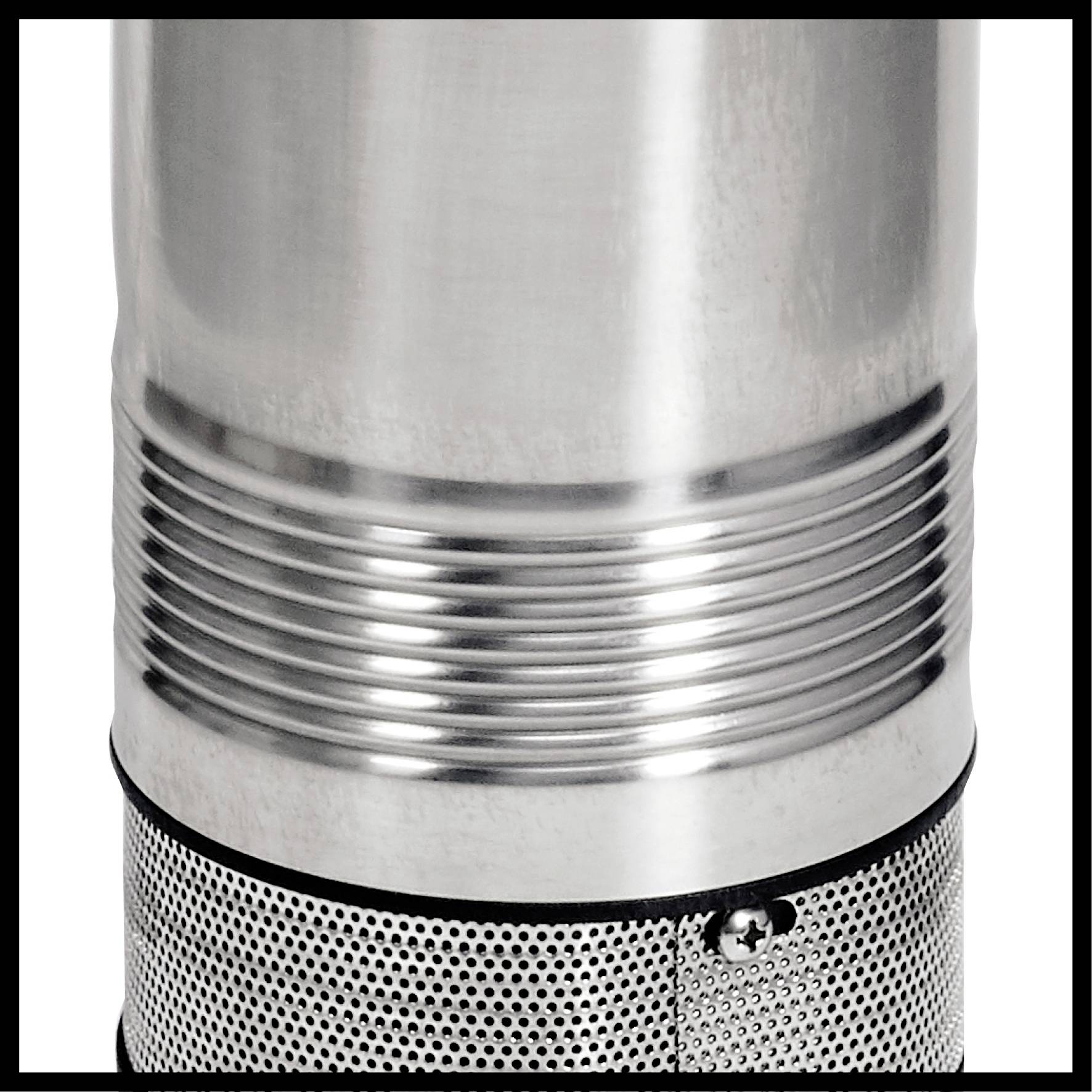 Ein silberner, zylindrischer Metallgegenstand mit gerippter Oberfläche und einem perforierten Abschnitt am unteren Ende.