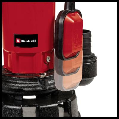 Ein Detail einer roten Pumpe mit Einhell-Logo, zeigt Schalter und schwarzen Wasserauslass, Teil eines Pumpen- oder Entwässerungssystems.