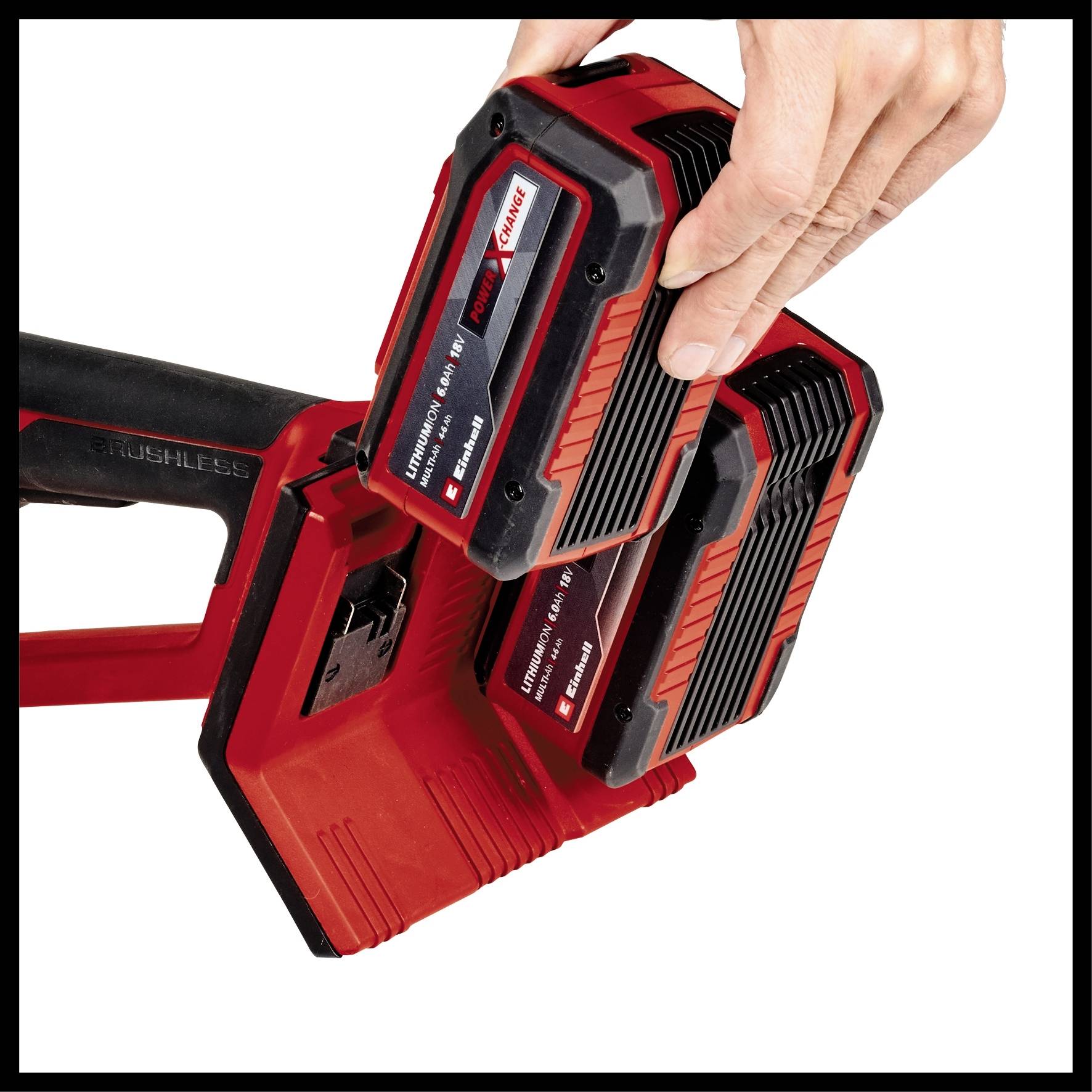 Eine Hand setzt einen roten Elektrowerkzeug-Akku in ein passendes Ladegerät ein. Der Akku ist schwarz-rot mit Beschriftung.