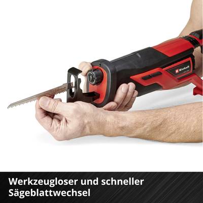 Eine Hand hält eine rote elektrische Säge mit einem Sägeblatt zum werkzeuglosen Wechseln, Text 'Werkzeugloser und schneller Sägeblattwechsel'.
