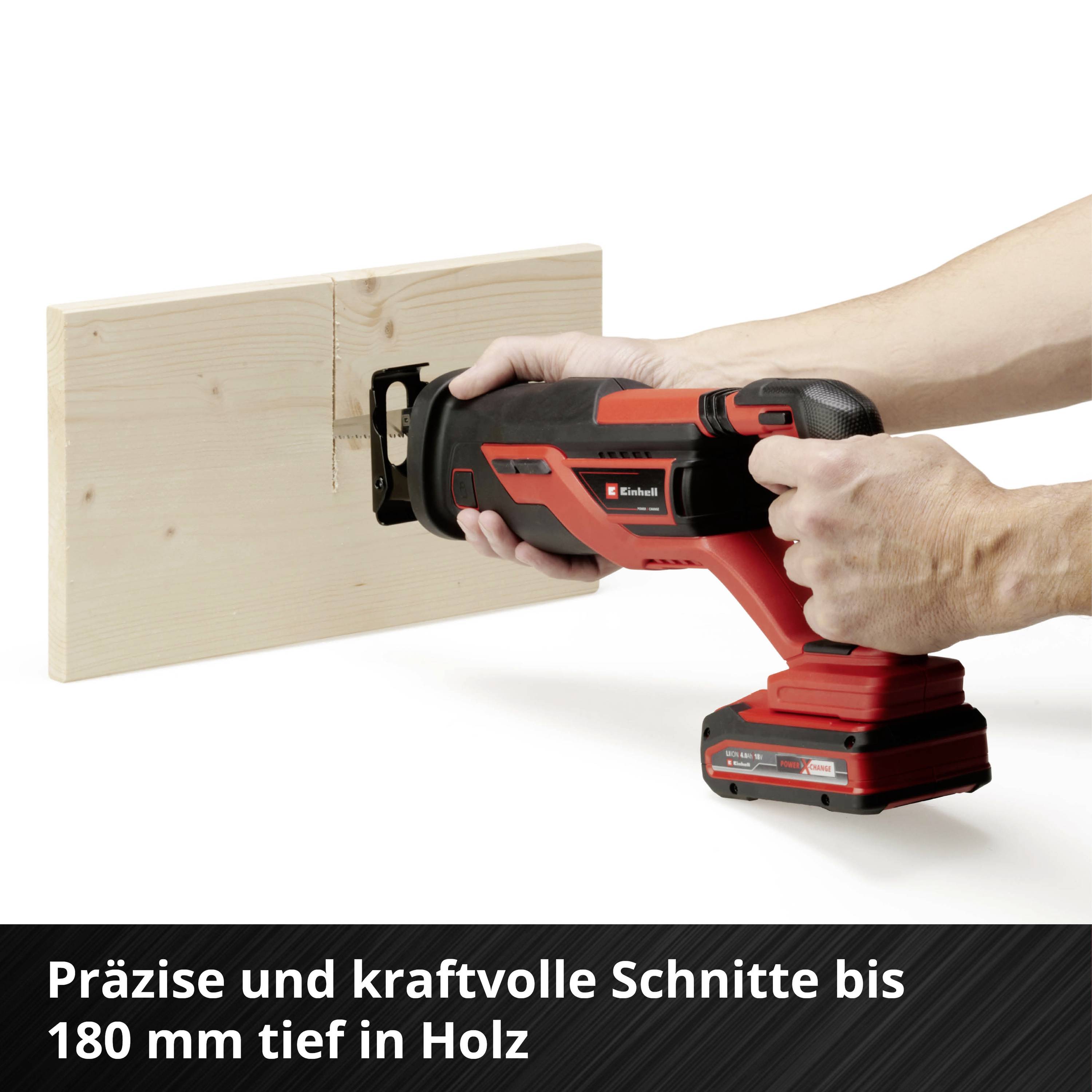 Akkusäge schneidet 180 mm tief in Holz. Eine Person hält die Säge, die an einem Holzbalken ansetzt. Text: 'Präzise und kraftvolle Schnitte'.