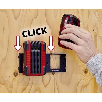 Eine Hand steckt einen roten Akku in ein Ladegerät an der Wand. Zwei Pfeile und das Wort 'CLICK' zeigen die Einsteckrichtung.