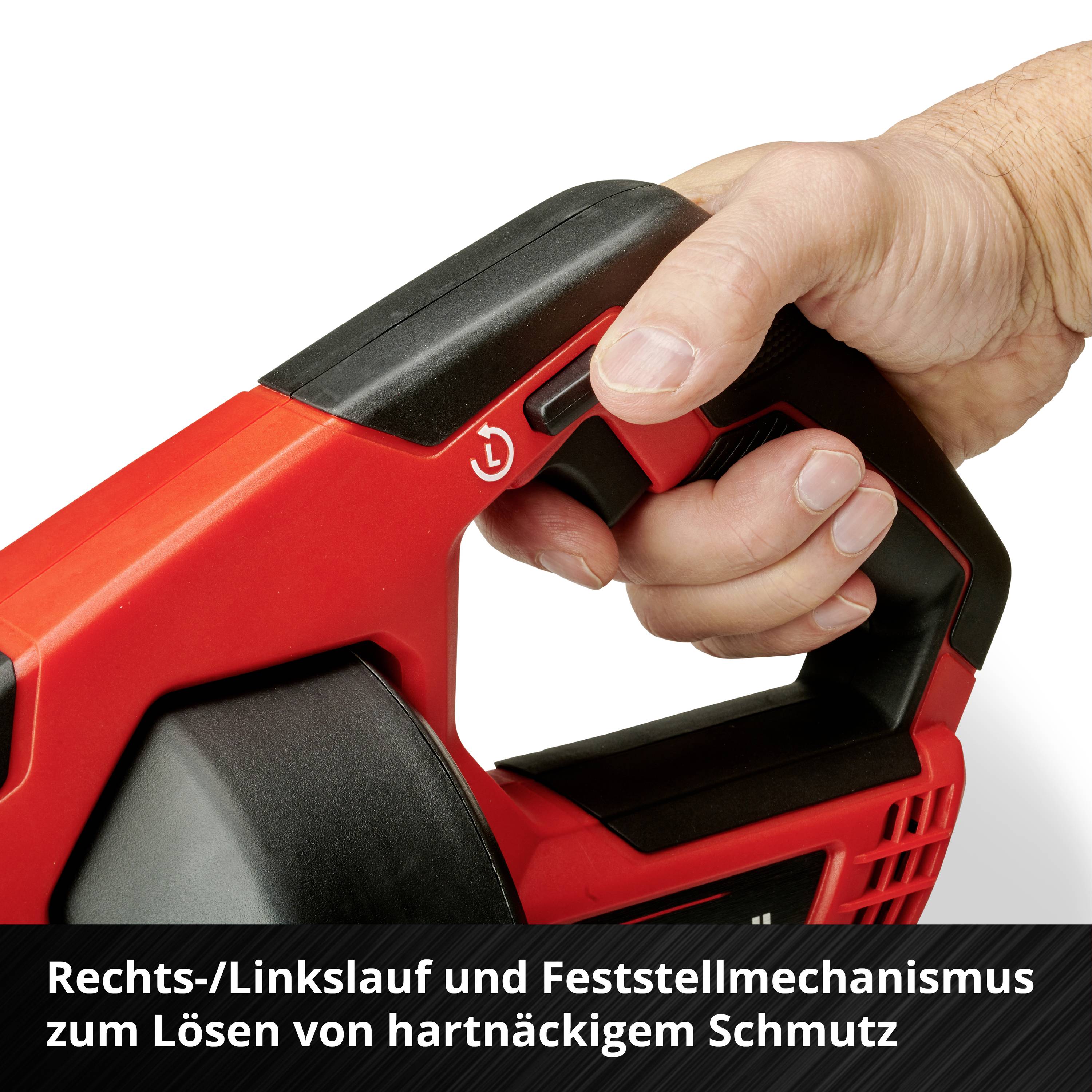 'Mann hält Hochdruckreiniger mit Rechts-/Linkslauf- und Feststellmechanismus, um hartnäckigen Schmutz zu lösen.'