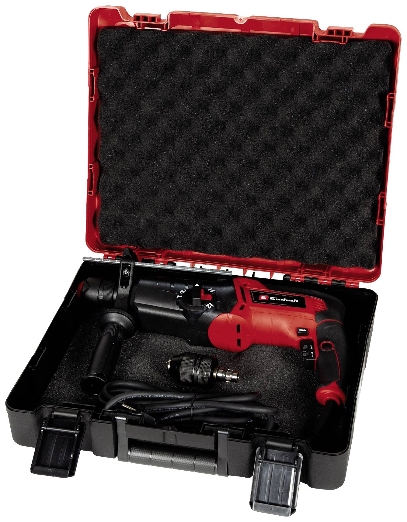 Ein roter Bohrhammer in einem offenen schwarzen Werkzeugkoffer mit Zubehör wie zusätzlichem Griff und Bohrerkopfadapter.