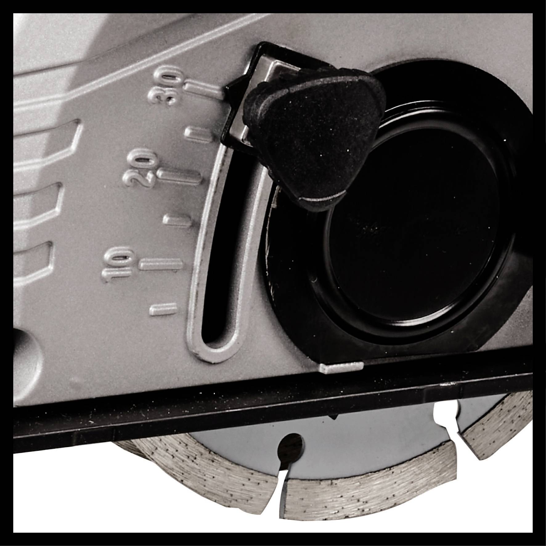 Nahaufnahme einer integrierten Skala und einer Klammer an einem Kreissägeblatt, die Feinjustierung ermöglicht.