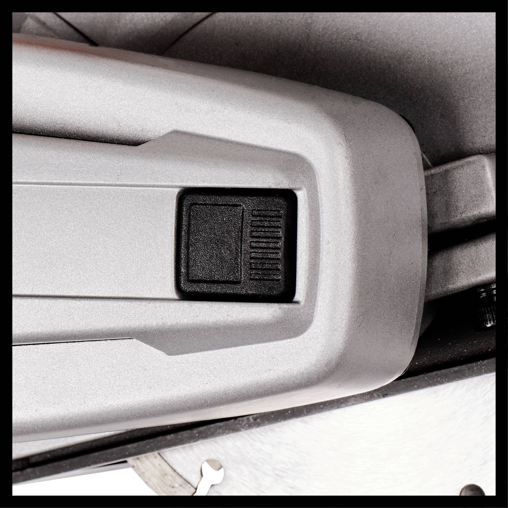 Silberner, rechteckiger Gegenstand mit schwarzem Schalter in der Mitte, wahrscheinlich ein Gerät oder Werkzeug.