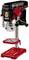 Tischbohrmaschine mit rot-schwarzem Gehäuse. Sie verfügt über Bedienelemente vorne und eine silberne Säule mit roter Basis.