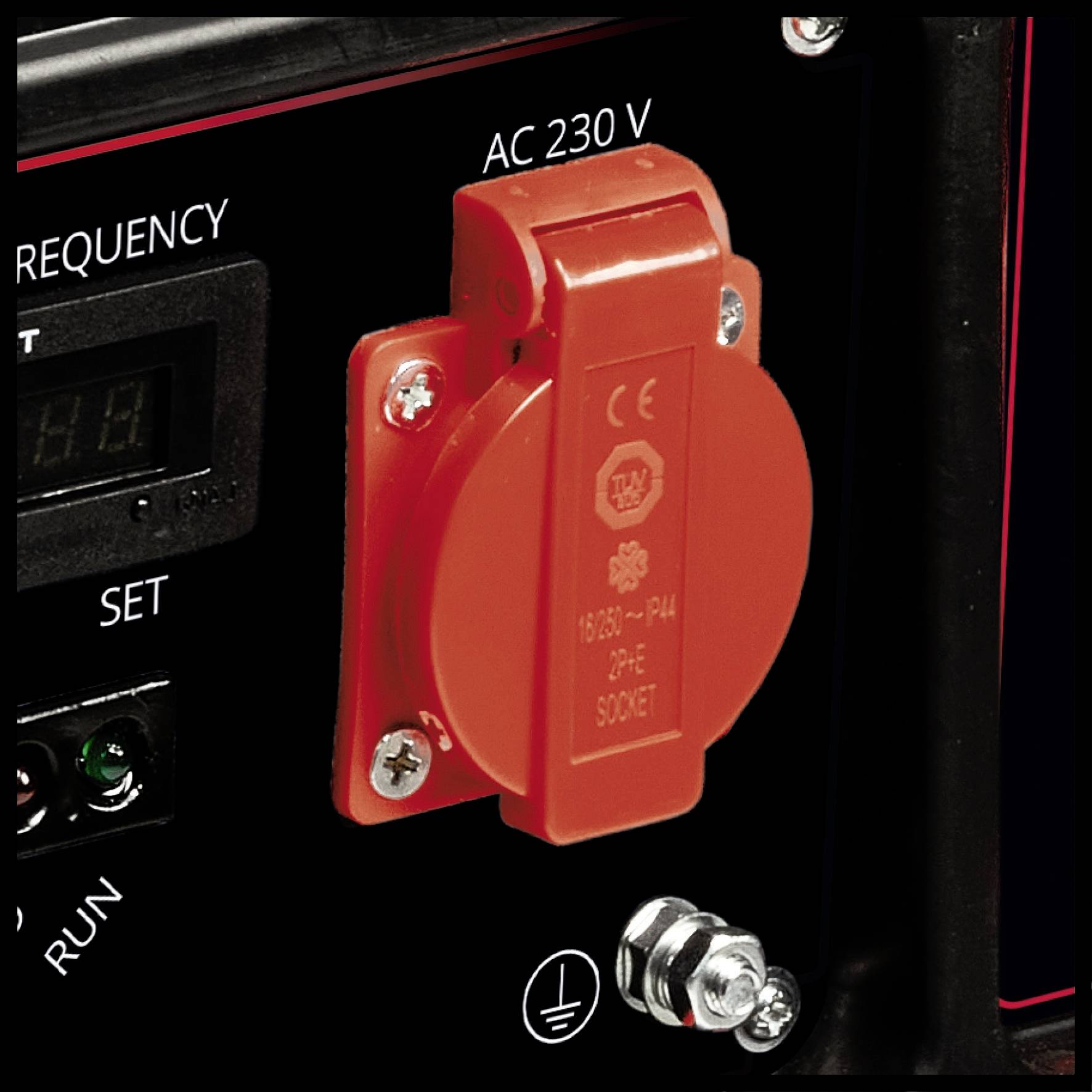 'Elektrische Steckdose mit CE-Zeichen, markiert als 230 V AC, an einem elektronischen Gerät. Anzeige und Bedienelemente sichtbar.'