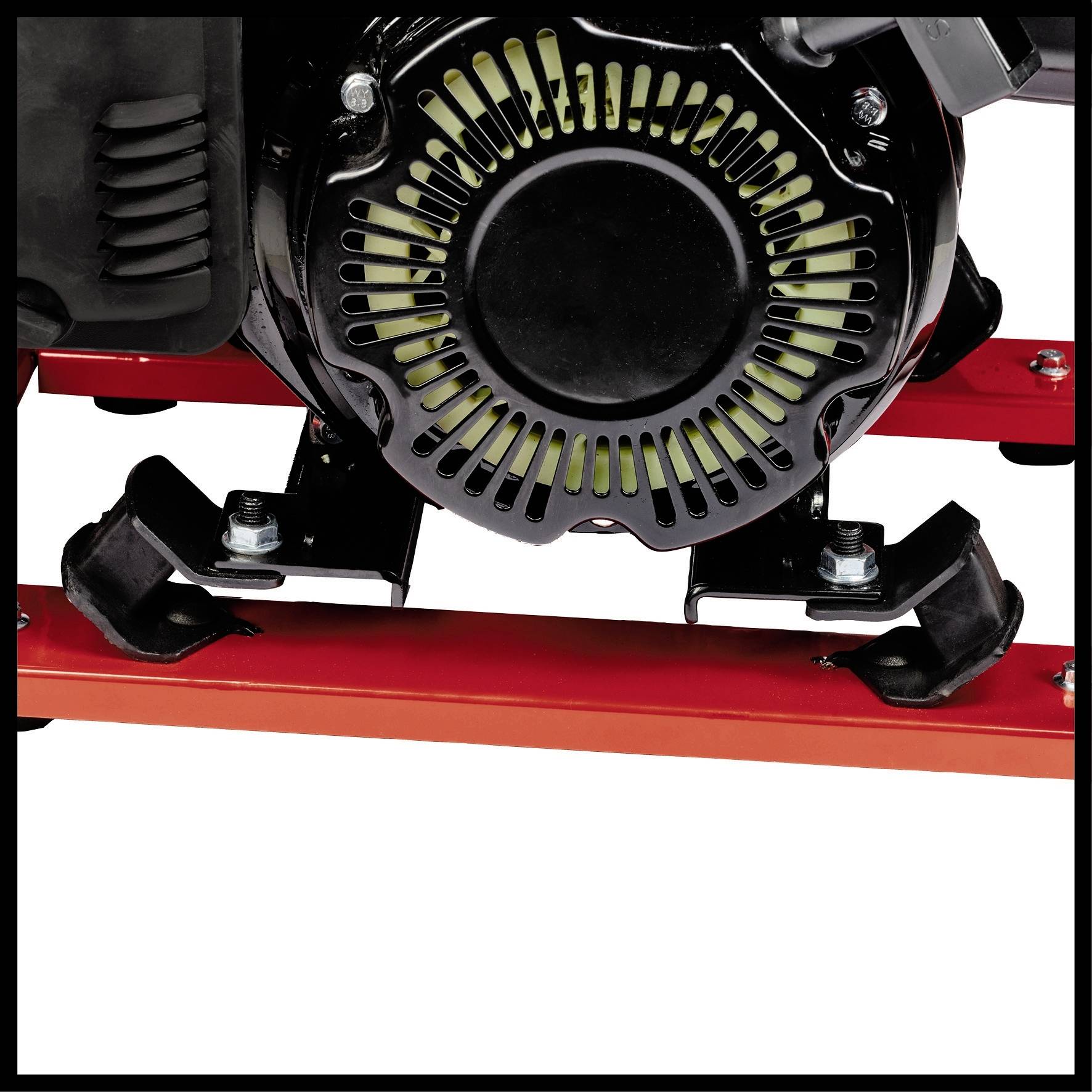 Ein schwarzer Motor mit einem runden Lüfter ist auf roten Metallhalterungen montiert.