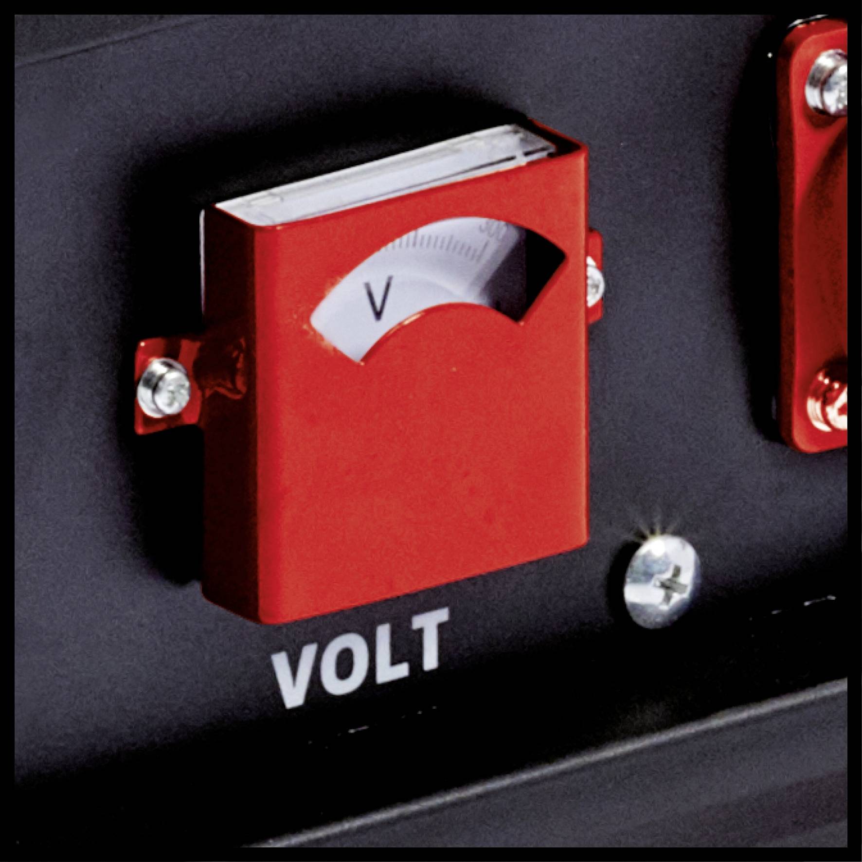 Rote analoge Spannungsanzeige mit Volt-Skala und Nadel, auf schwarzem Hintergrund an einer technischen Ausrüstung montiert.