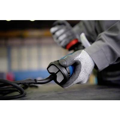 Eine Person in grauen Handschuhen hält ein elektrisches Werkzeug, bereit zum Arbeiten. Hintergrund unscharf.
