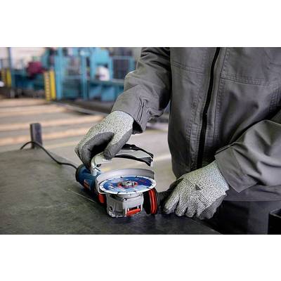 Eine Person mit grauen Handschuhen und Kleidung justiert eine Schleifmaschine auf einem Werkstatttisch, bereit zur Verwendung.