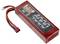 Ein roter LiPo-Akku von Reedy Energy mit 4000 mAh und 50C Entladestrom. Kurzes Stromkabel mit rotem und schwarzem Stecker.