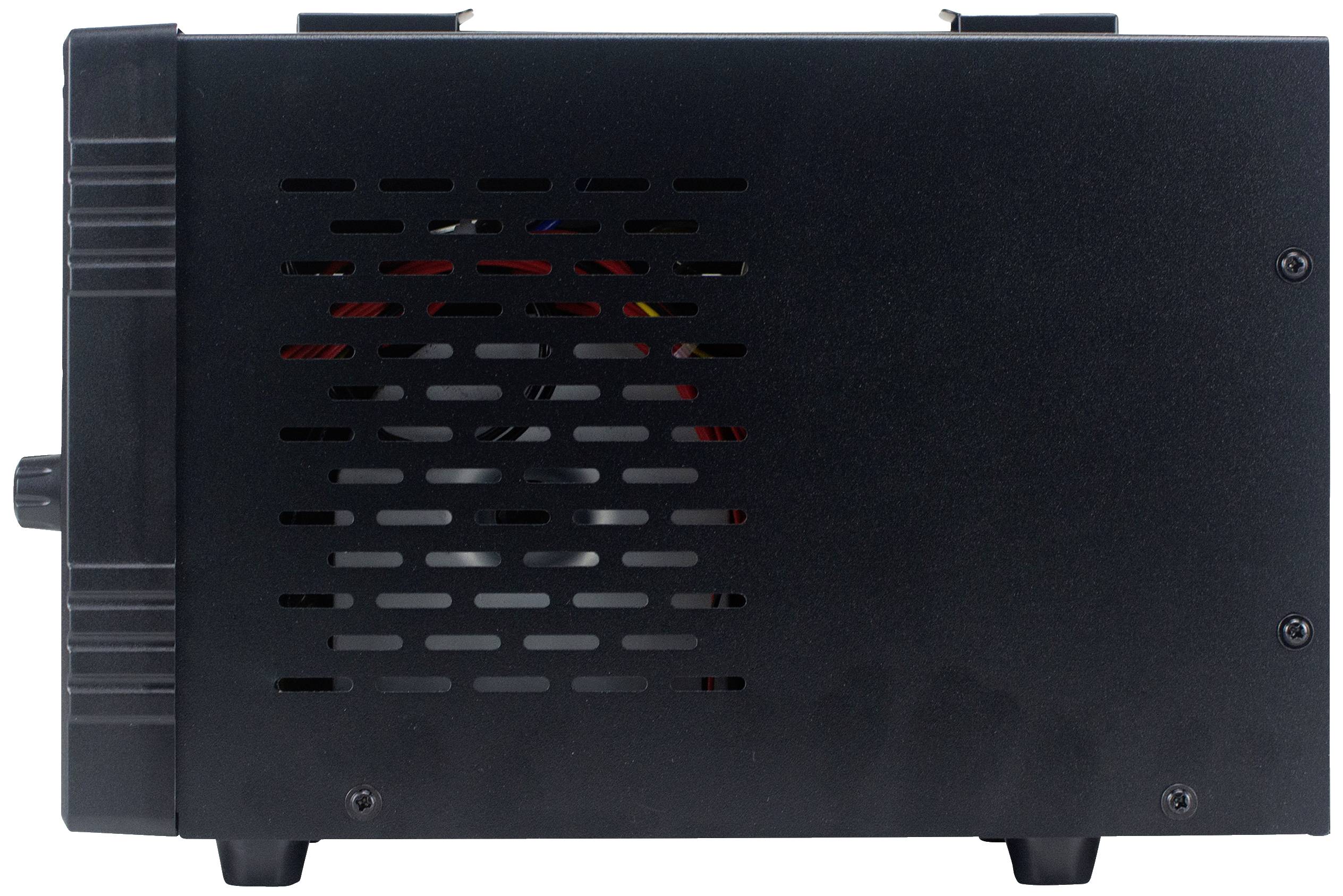 Schwarzes elektronisches Gerät mit Lüftungsschlitzen seitlich. Ruggedes Design, geeignet für robuste Einsatzbereiche.