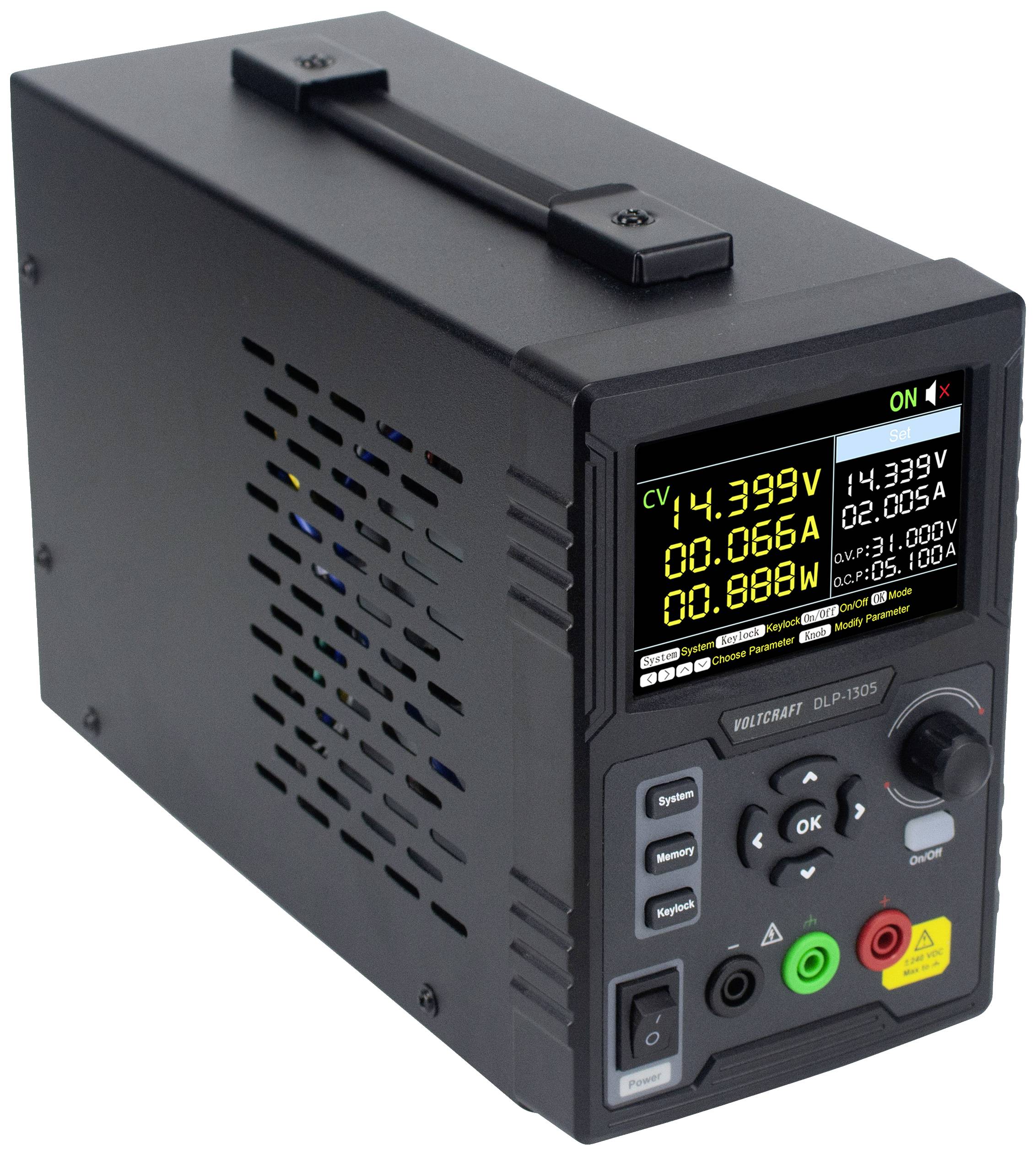 Schwarzes Labornetzgerät mit digitalem Display, zeigt Spannung, Stromstärke und Leistung an. Tasten für Einstellungen darunter.