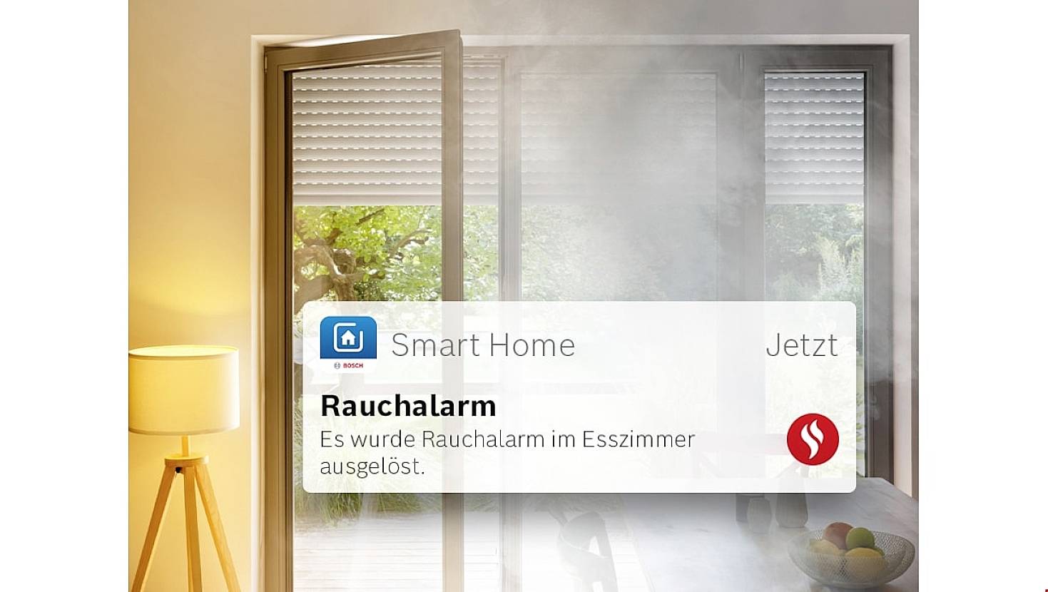 Offene Tür mit Rauch und Text 'Rauchalarm: Es wurde Rauchalarm im Esszimmer ausgelöst' auf Smart-Home-Benachrichtigung.