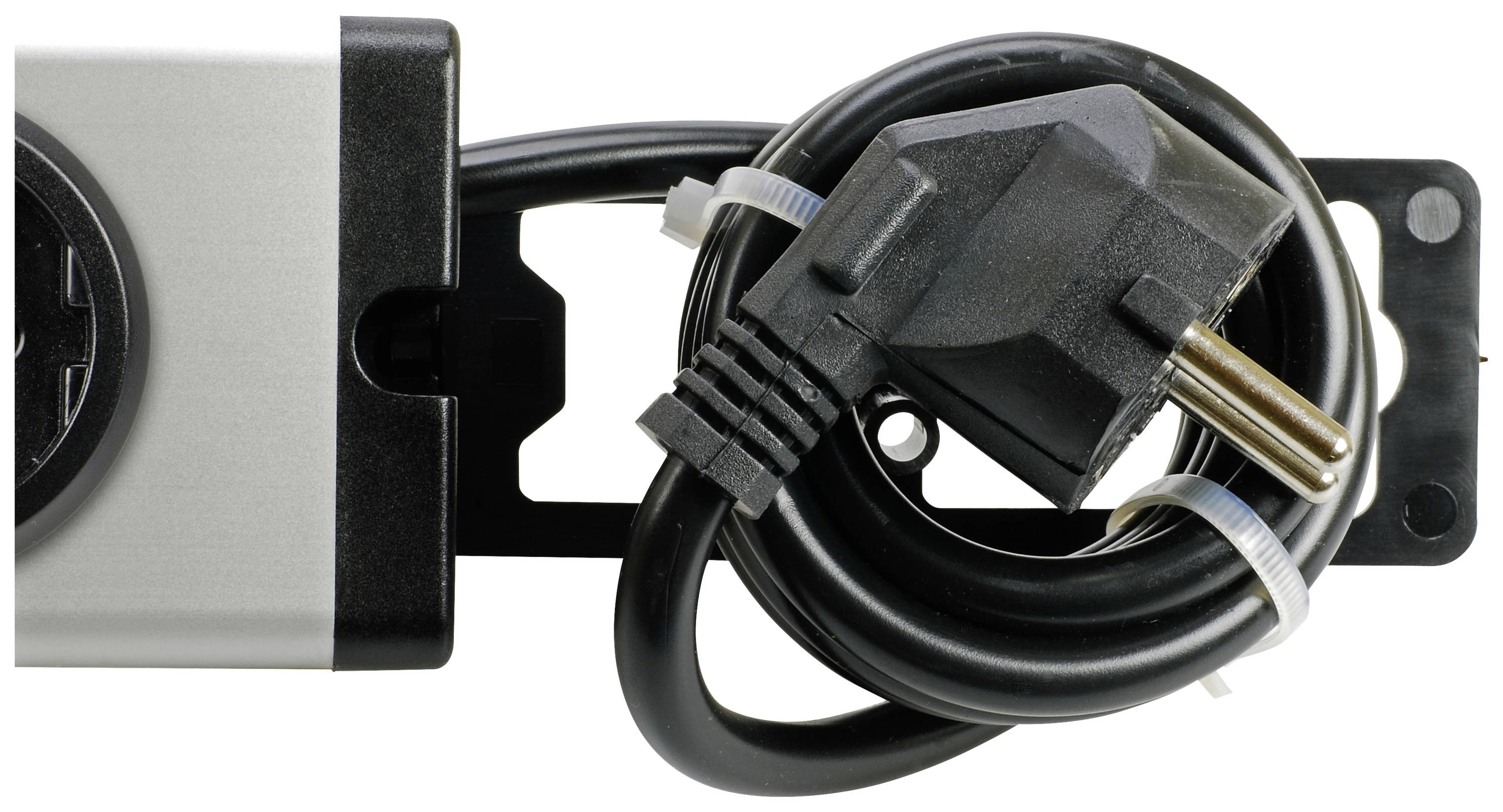 Das Bild zeigt einen zusammengerollten schwarzen Stromkabel mit einem Eurostecker, der an eine graue Steckdosenleiste angeschlossen ist.