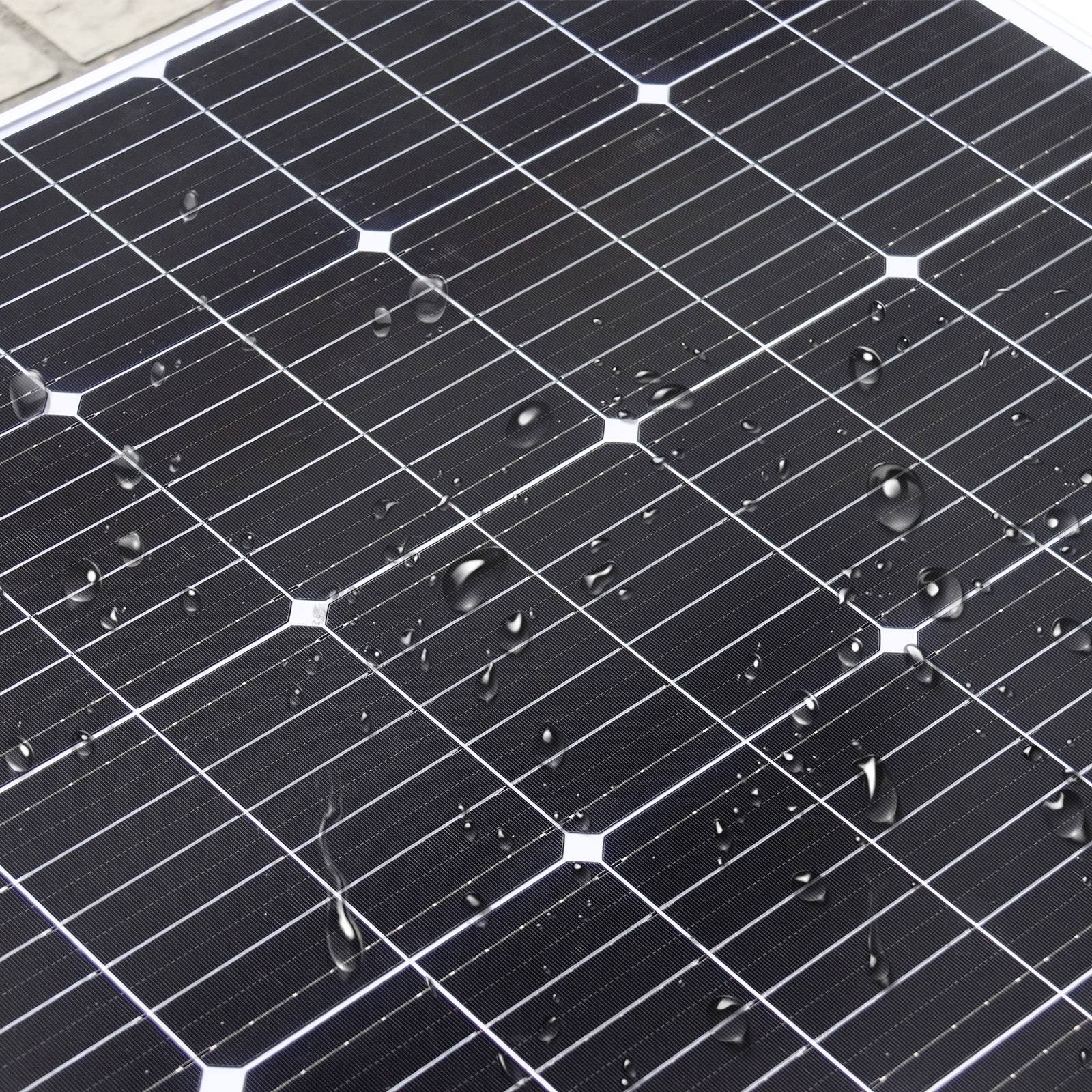 Solarpanel mit Wassertropfen auf der Oberfläche.