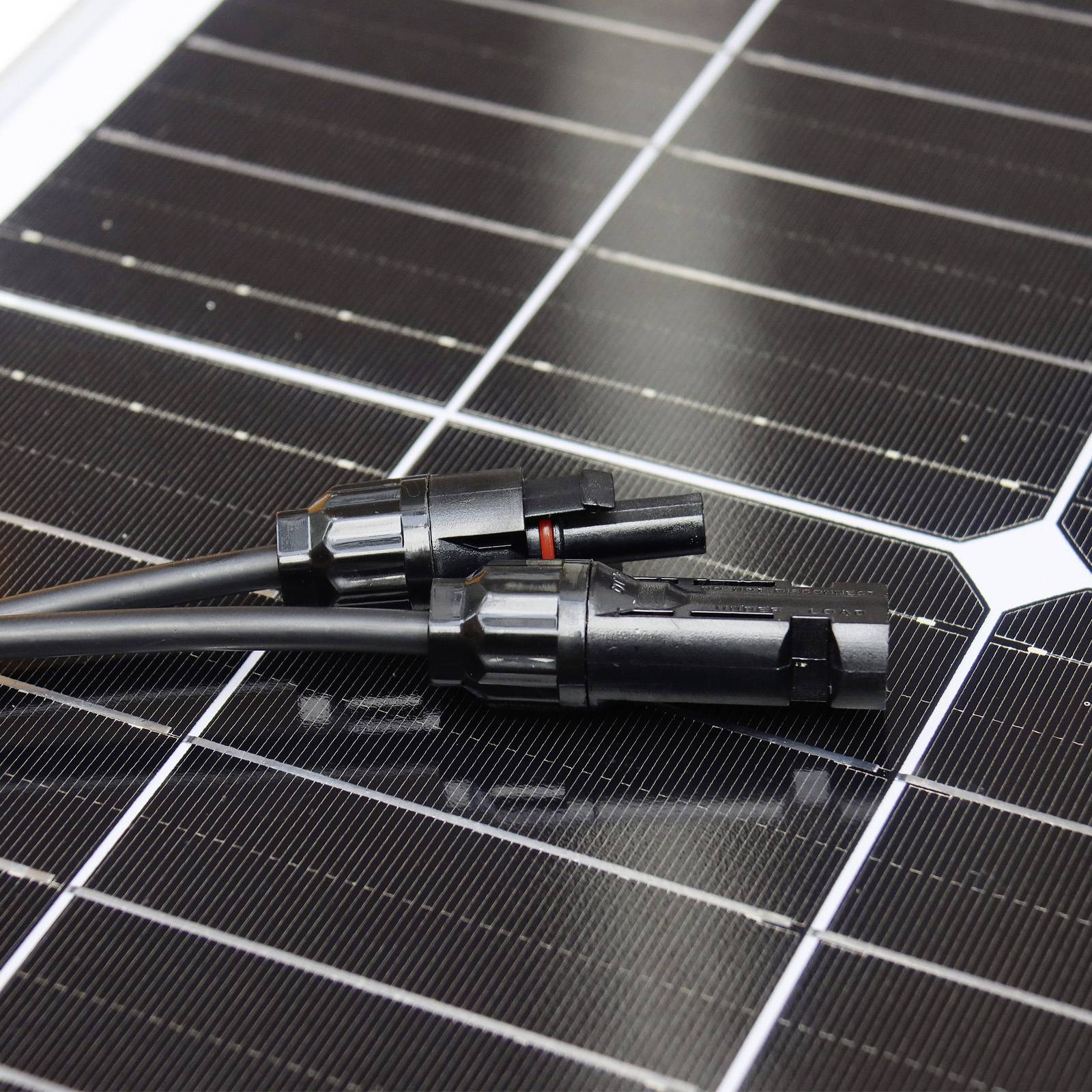 Anschlusskabel auf Solarpaneel. Steckverbindung zeigt die Integration in das Solarmodul, wichtige Komponente für Energieübertragung.